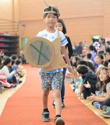  I bambini cinesi fanno la sfilata trashion