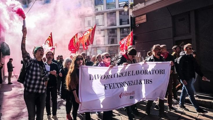 Feltrinelli in sciopero, la protesta in viale Pasubio: “Buoni pasto da fame, vogliamo l’aumento”