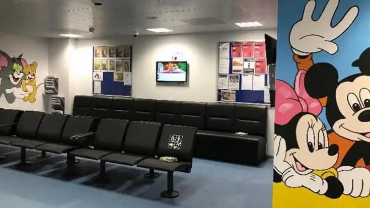 Londra cancella un murale di Topolino dal centro per bambini migranti: “È troppo accogliente”