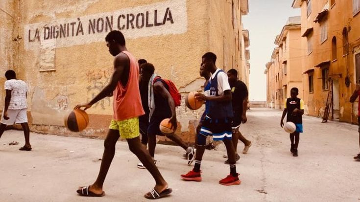 I sogni dei giovani nei film proiettati in giro per la città