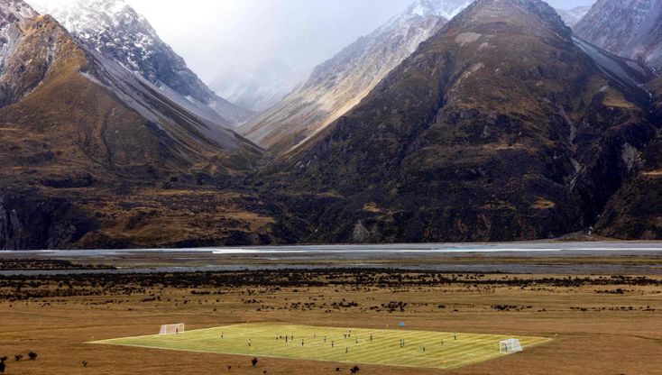 Nuova Zelanda, sotto il Mount Cook il campo di calcio più bello del mondo