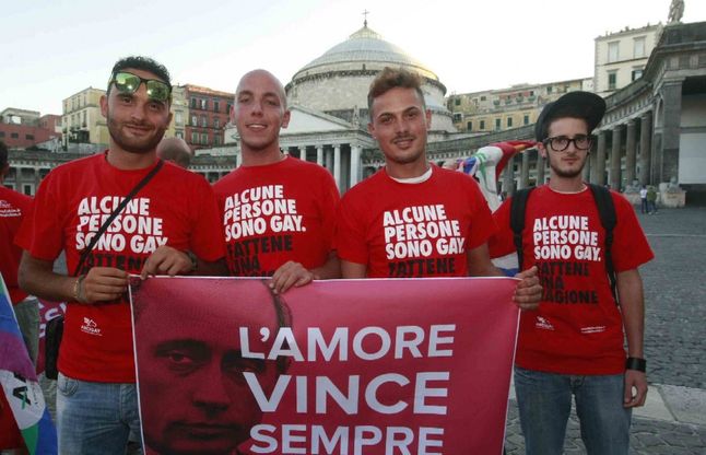 Attivisti gay in piazza<br />contro le leggi di Putin