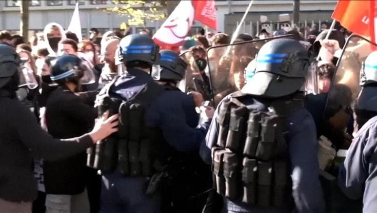 Francia, la protesta degli studenti: tensioni a Strasburgo, a Lione i primi 8 arresti per vandalismo