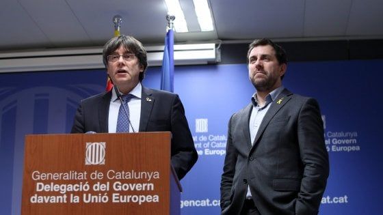 Catalogna, la giustizia belga sospende l'estradizione di Puidgemont e Comin