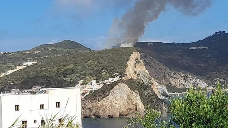 Brucia il cuore di Ponza, paura fra residenti e turisti: minacciate le case e un deposito di gas