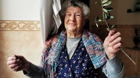 Tra ironia e affetto, così il fotografo racconta l'isolamento con la nonna
