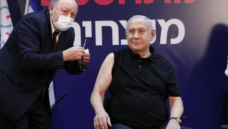 Israele, il premier Netanyhau si vaccina in diretta tv 