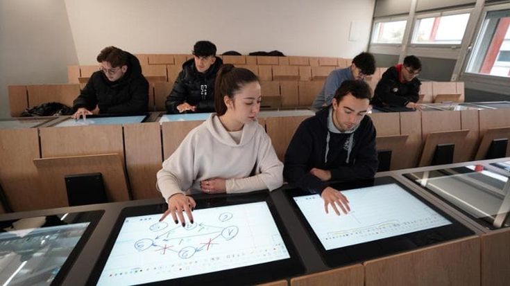 Aule digitali al PoliBa: al posto di lavagne e proiettori, arrivano schermi touch e realtà virtuale