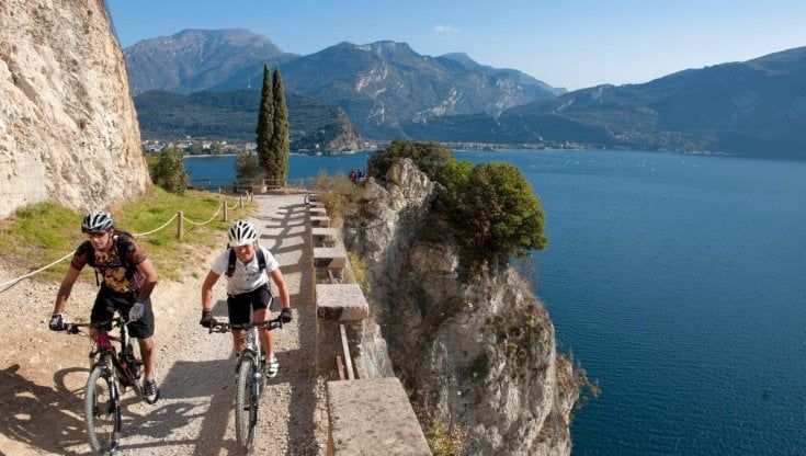 Ponale, la strada a picco sul lago di Garda che piace a mezzo milione di pedoni e ciclisti: famosa anche grazie ai selfie