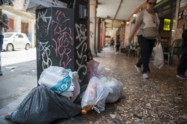 Bologna, i furbetti della spazzatura e quei cestini in centro trasformati in discariche