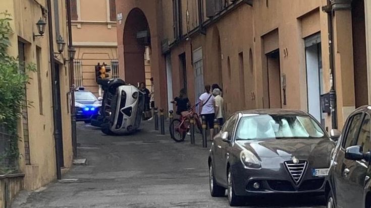 Bologna, auto si ribalta svoltando in via Turati. Un testimone: “Andava velocissimo”