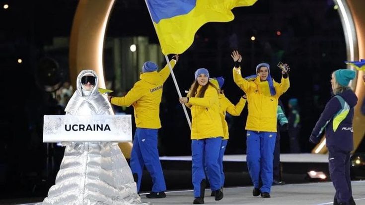 Anastasia Kucherova, chi è la donna russa che ha portato il cartello dell’Ucraina alla cerimonia