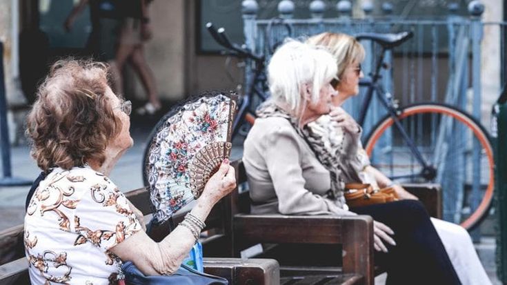 Telefonate, spesa a casa e centri anziani climatizzati nel piano del Comune