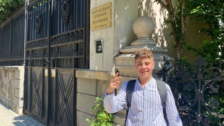Bloccato in Bulgaria per uno sciopero aereo: studente si diploma in ambasciata