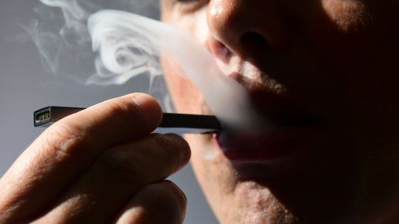 Sigarette elettroniche, l'agenzia per la salute Usa: "Vitamina E acetato, forte causa malattie"