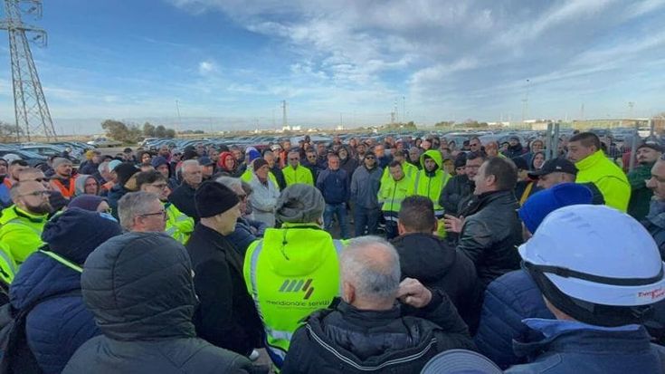 Riconversione Eni Versalis, a Brindisi mille lavoratori a rischio: "Come cresceremo i nostri figli?”