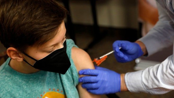 Usa, aghi piccoli e niente grandi centri di somministrazione: il piano di Biden per vaccinare i bambini 5-11 