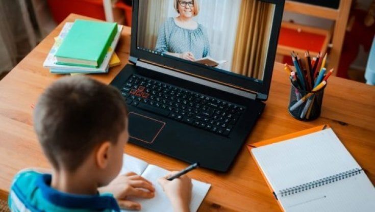 Pandemia, scuola con didattica a distanza: ecco la Guida "OnLife", un nuovo modello di aula, fra reale e digitale