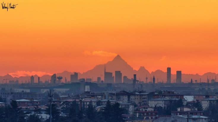 Il Monviso dalla pianura padana con una corona di grattacieli