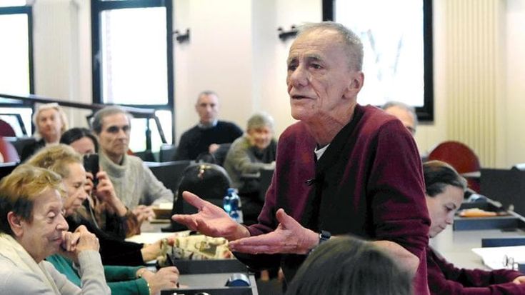 Roberto Vecchioni: “Anni fa per invidia buttai dalla finestra un disco di De Gregori”