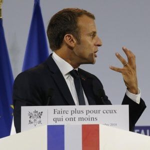 Macron: "Dal 2020 un reddito universale per tutti, uniremo i benefici esistenti in uno solo. Basta bambini in povertà"