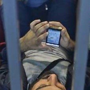 Profughi, il doppio volto dei cellulari e internet: salvano ma aiutano anche i trafficanti 