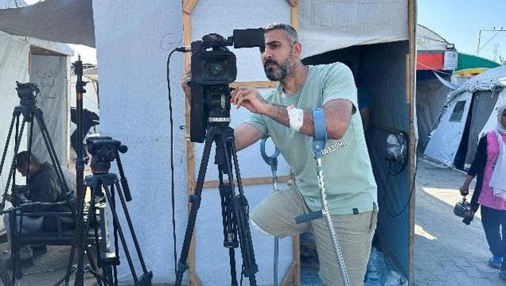 Gaza, la storia del reporter palestinese Sami Shehada: ferito mentre riprendeva la guerra, è tornato a lavorare con una gamba amputata
