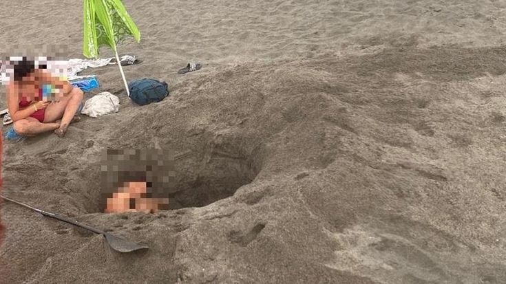 Montalto, dopo la morte di Riccardo Boni un’altra buca gigante in spiaggia: dentro c’è un ragazzo