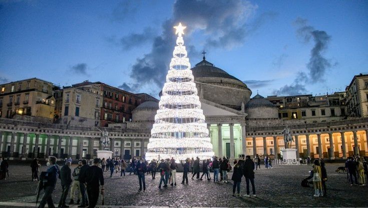 Napoli, luci sulla città: stupore e sorrisi di grandi e bambini tra abeti, led e pupazzi / Tutte le foto