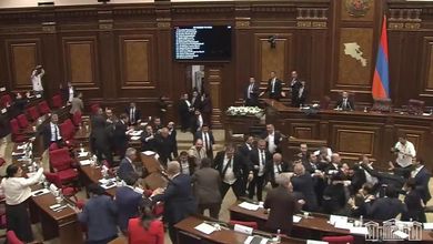 Armenia, urla e spintoni in parlamento: maxi rissa tra opposizione e maggioranza