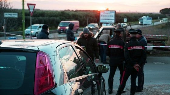 Taranto, gli sparano tre colpi di pistola mentre guida l'Apecar: grave 45enne pregiudicato