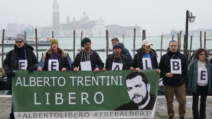 Il Venezuela libera 99 detenuti ma Trentini resta in carcere. La famiglia: è l’ora di insistere