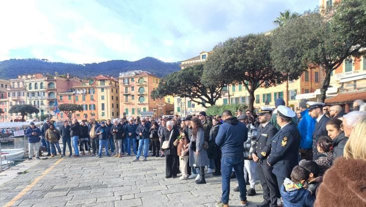Rose bianche in mare per ricordare il comandante del peschereccio disperso