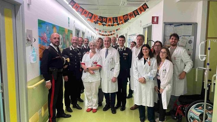 I carabinieri entrano in corsia: sorrisi e doni ai pazienti in oncologia pediatrica al Gemelli