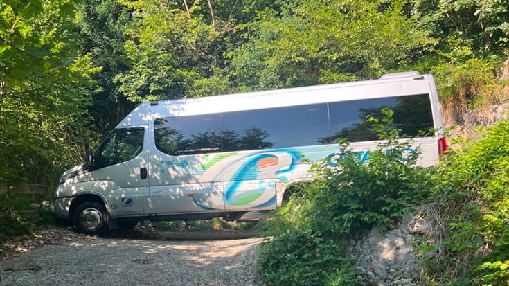 Lecco, bus con 22 bambini imbocca una strada pastorale seguendo il navigatore e resta bloccato