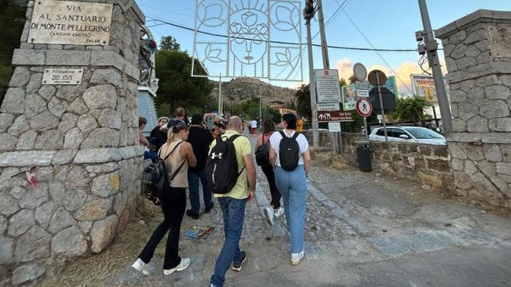 Pellegrini e turisti uniti dal rito, l’Acchianata di Santa Rosalia celebra una fede senza confini