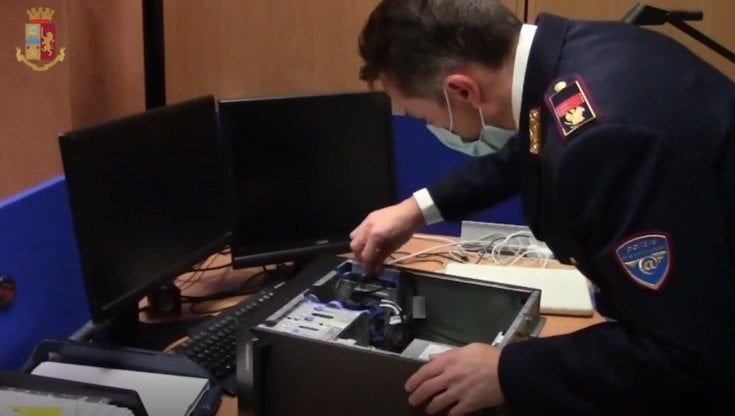 Pedopornografia, un arresto e due denunce: la polizia sequestra 30mila file