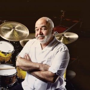 Peter Erskine e la Dr. Um Band, Folkestra e Folkoro a Casa Trg