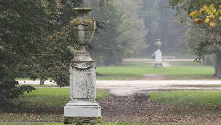 Arraffa portafogli nel parco Ducale e lo riconsegna vuoto alla proprietaria 