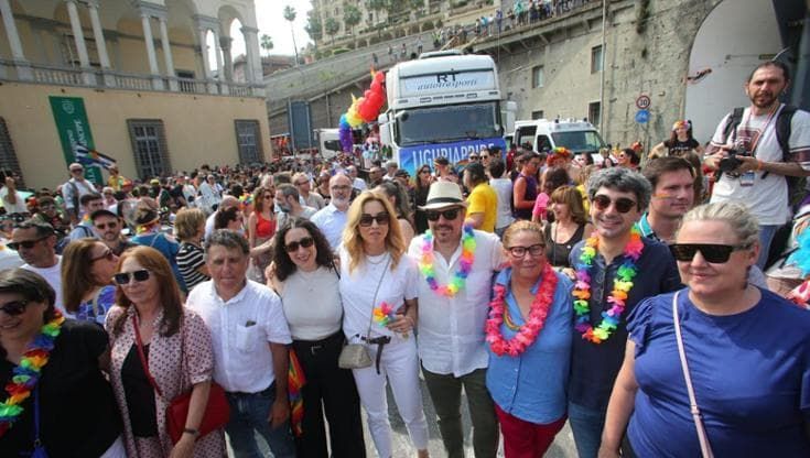 Liguria Pride, l’onda arcobaleno spinge i diritti per le strade di Genova