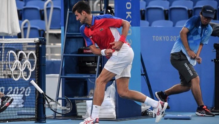Djokovic a mani vuote, ko nella finale per il bronzo. E getta la racchetta in tribuna