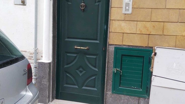 La tana di ratti davanti casa, la denuncia dei condomini di via Massaia Guglielmo Cardinale 139 