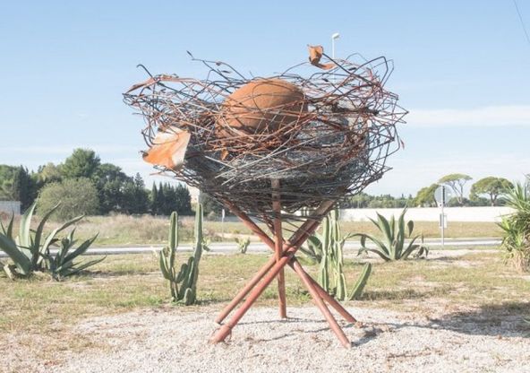 Arte, a Lecce c'è un uovo gigante sulla rotatoria