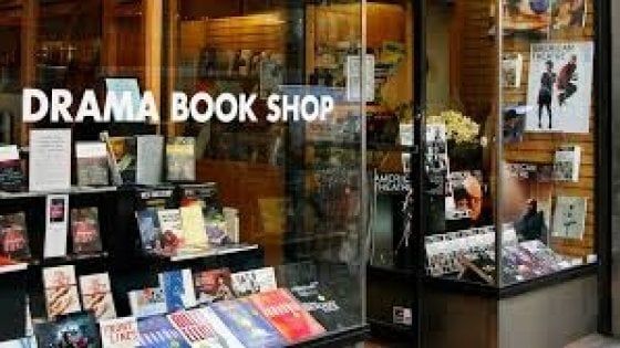 New York, le star del musical Hamilton salvano la libreria teatrale