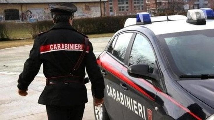 Precipitò dal palazzo, un arresto per omicidio. Svolta all’indagine dall’impronta dell’anello