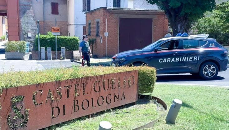 Tenta un furto a Forlì, fugge ma rimane imbottigliato nel traffico all’outlet di Castel Guelfo
