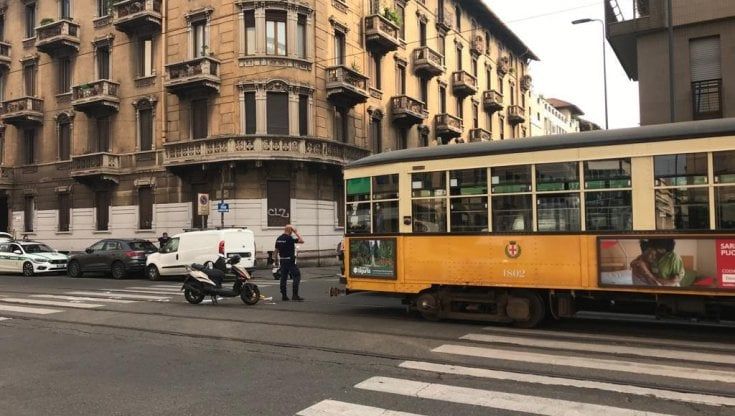 Milano, novantaduenne si schianta in motorino vicino alla Centrale: gravissimo