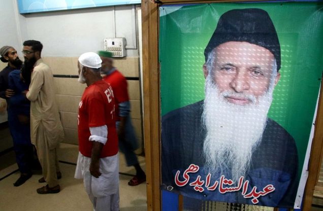 Pakistan, folla ai funerali del filantropo Edhi, 'Madre Teresa di Calcutta' islamico