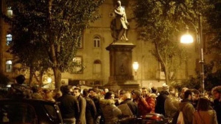 Napoli, ancora violenza in piazza Bellini: 21enne ferito con una bottiglia