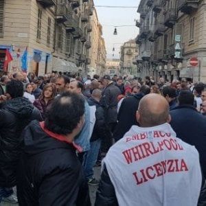Torino, settimana di protesta: anche i commessi in "shopero"